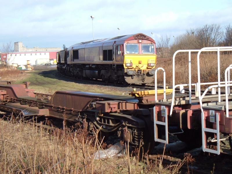 66148 dep Leith South with HAAs: Photo of 66148 dep Leith South with HAAs