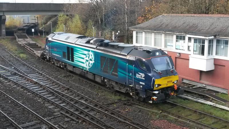 68006: A wee while before Mr 37001 brought the sun 68006
us seen reversing the consist for 43 into the terminal
yesterday. Photo of 68006