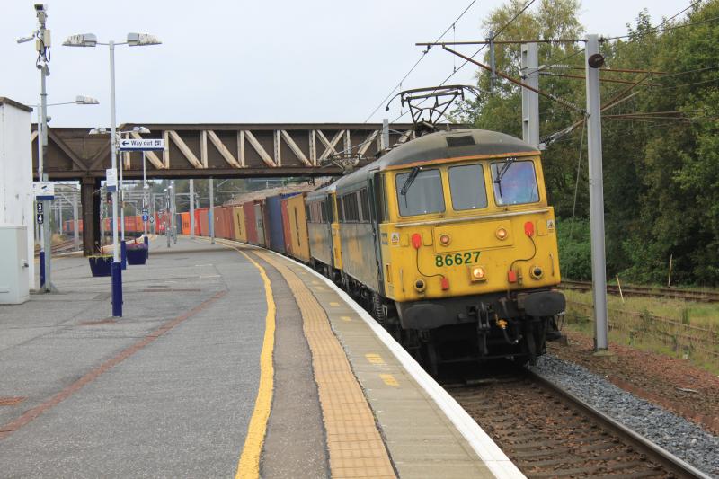 Freightliner 86s: A brace of Freightliner 86s (86627 & 86613) southbound at Carstairs on 19th September 2014. Photo of Freightliner 86s