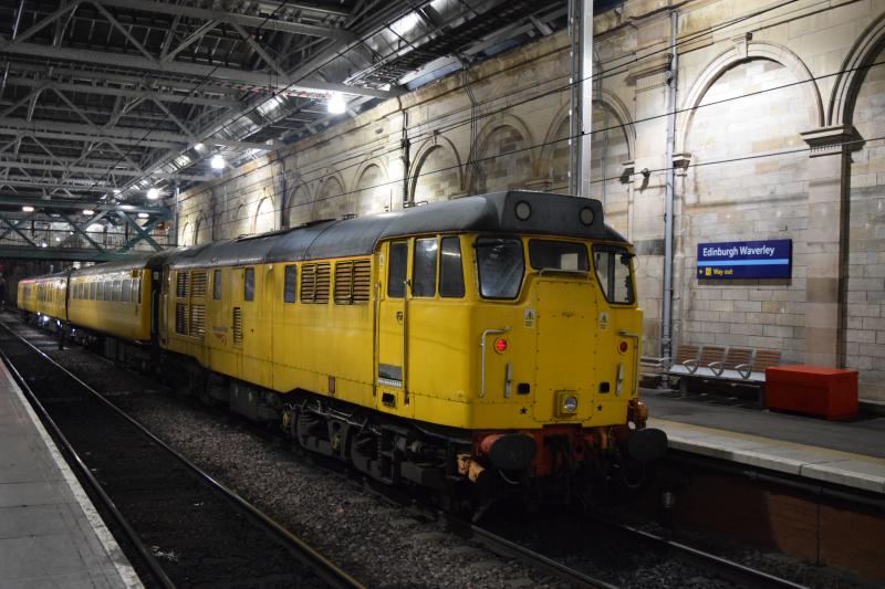 31465 at Edinburgh Waverley: With UTU2 on 19 December, waiting to depart as 3Q14 18:33 Edinburgh to Heaton Photo of 31465 at Edinburgh Waverley