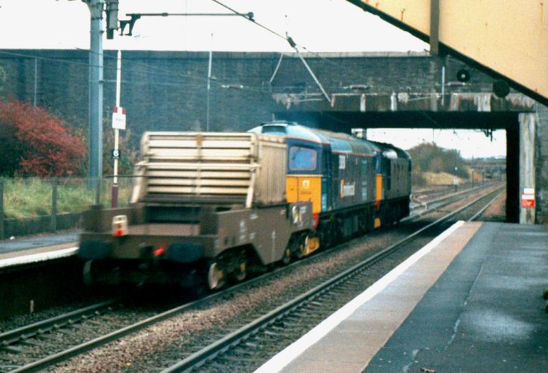 33's On Flask at Glengarnock: 33030 & 25 Passing Glengarnock Nov 2002 With a single flask on a Hunterston - Sellafield turn. Photo of 33's On Flask at Glengarnock