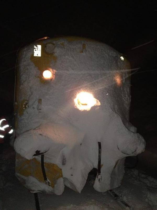 37518: 37518 on snow duties between Aviemore/Inverness. 14/1/2015 Photo of 37518