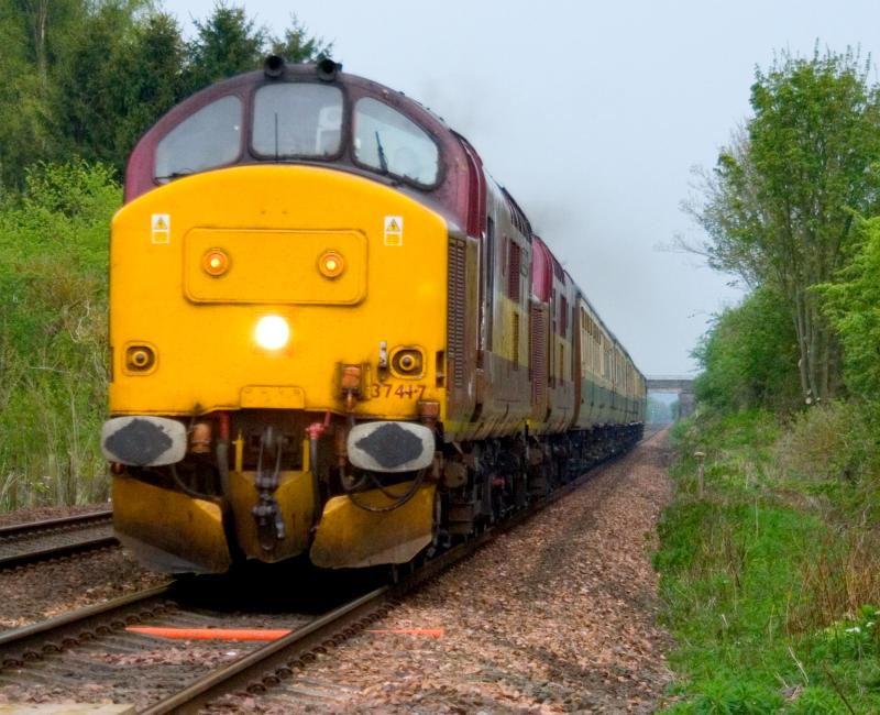 37417: 37417 and 37401 head north at Forgandenny Photo of 37417