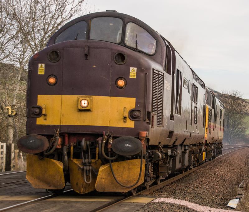 37516: 37516 leads 37518 south as 0Z37 at Forgandenny. 02/02/15 Photo of 37516