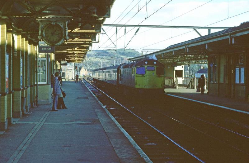 CLASS 27 ON OBAN TRAIN AT DUMBARTON CENTRAL LATE 70'S.jpg: Photo of CLASS 27 ON OBAN TRAIN AT DUMBARTON CENTRAL LATE 70'S.jpg