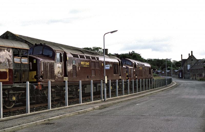 37261 -197 ROYAL SCOTSMAN KEITH JNCTN JULY 05.jpg: Photo of 37261 -197 ROYAL SCOTSMAN KEITH JNCTN JULY 05.jpg