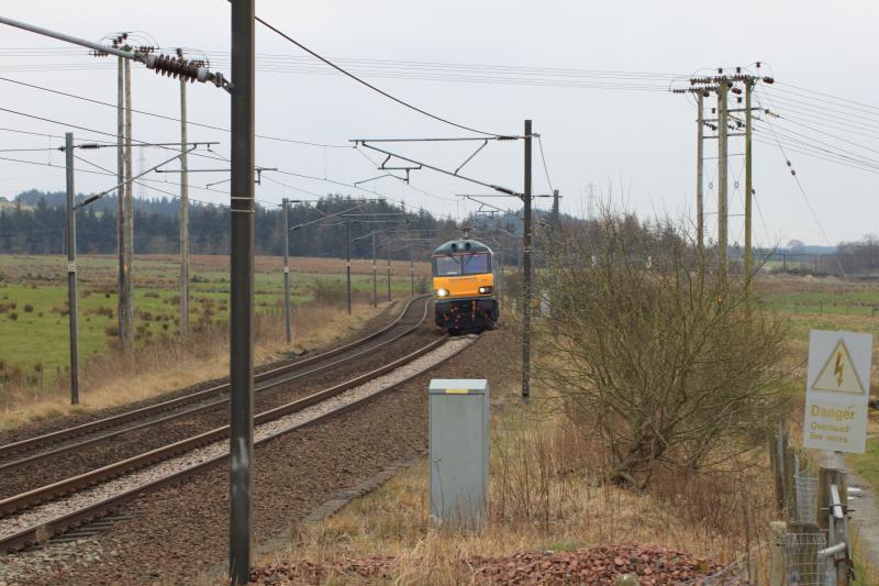 92033 approaching Mid Calder Jn 22.03.2015: 92033 approaching Mid Calder Junction at 10.51 on 22.03.2015. Running as 0D92 Polmadie to Doncaster.
Passing with a rush of power and a friendly wave! Photo of 92033 approaching Mid Calder Jn 22.03.2015