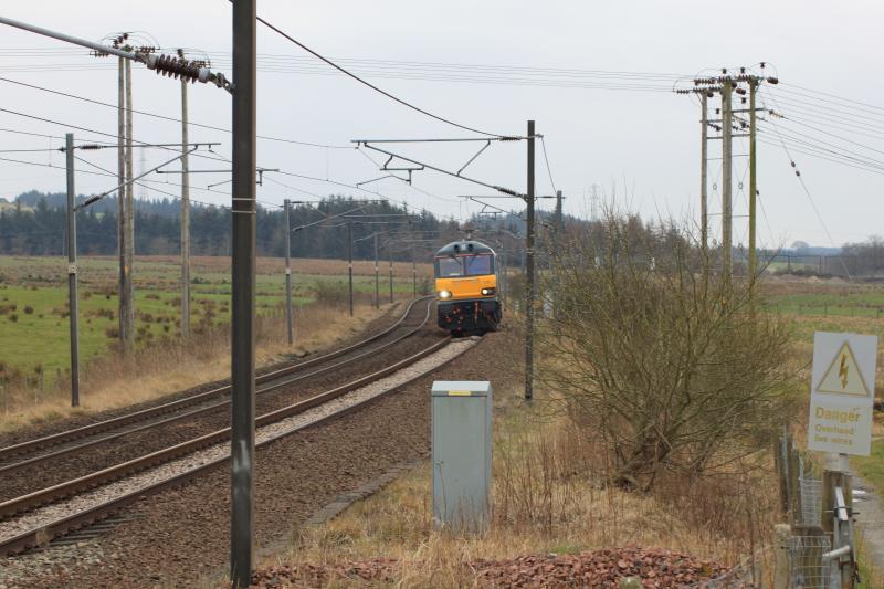 Photo of 92033 approaching Mid Calder Jn 22.03.2015