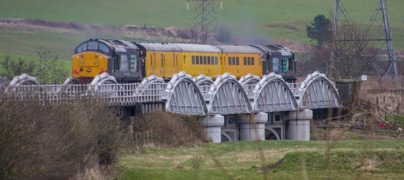 37602/37667: 1Q75 crossing the river Earn at Forgandenny. 30/03/15 Photo of 37602/37667