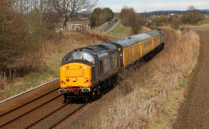 37667 leading 1Q75 Inverness - Mossend: Passing luncarty 1314 Photo of 37667 leading 1Q75 Inverness - Mossend