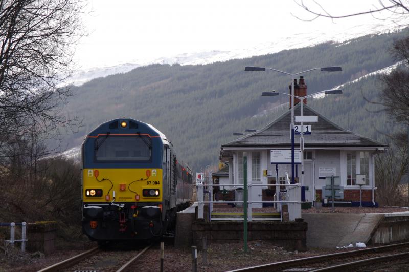 67004 Cairngorm: Northbound Sleeper. 02Apr15. Bridge of Orchy. Photo of 67004 Cairngorm