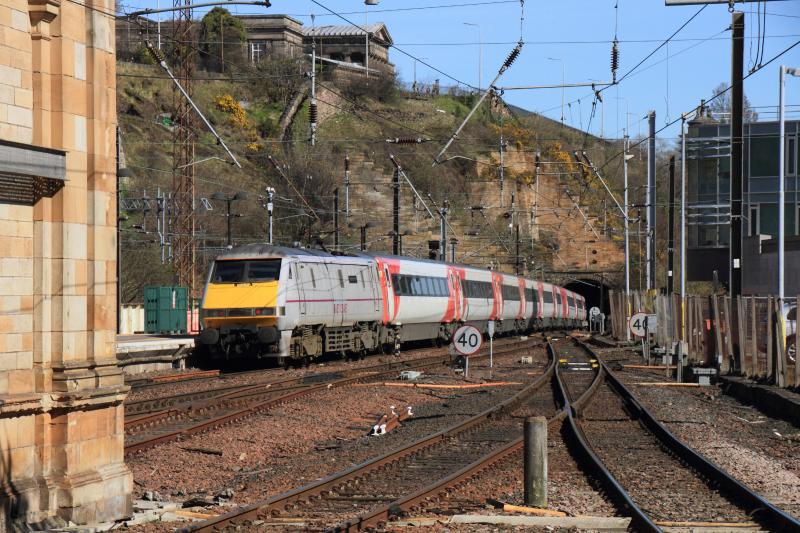 91115: 91115 on the rear of 1E18 14.00 Edinburgh to London Kings Cross entering Calton Tunnel South on 05/04/2015 Photo of 91115