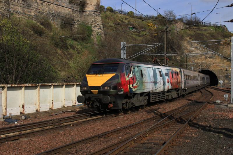 91111: 91111 on 5E21 14.58 Craigentinny to Edinburgh approaching platform 2 Waverley on 06/04/2015 Photo of 91111