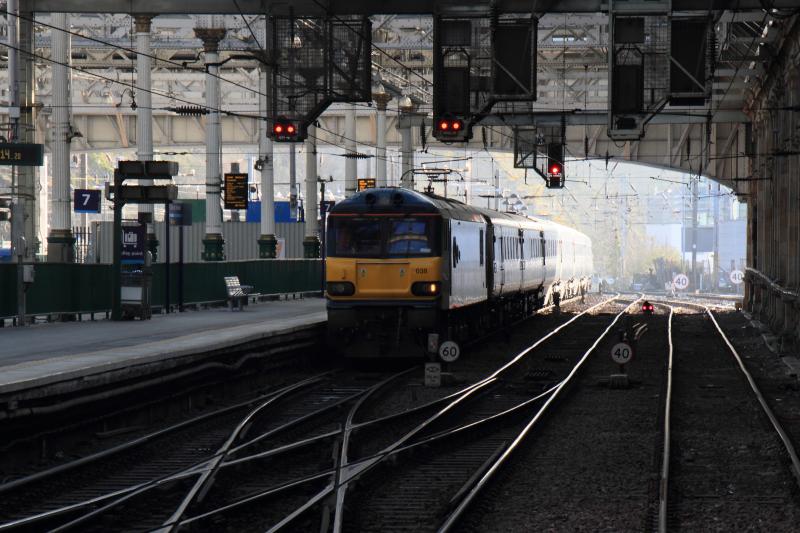 92038: 92038 on 5B26 08.18 Edinburgh Waverley to Polmadie in platform 7 Waverley on 06/04/2015 Photo of 92038