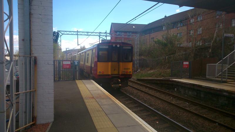 314 207 : Cartsdyke 10 mins away from Greenock Morton football stadium . A express service from Gourock to Glasgow Central Photo of 314 207