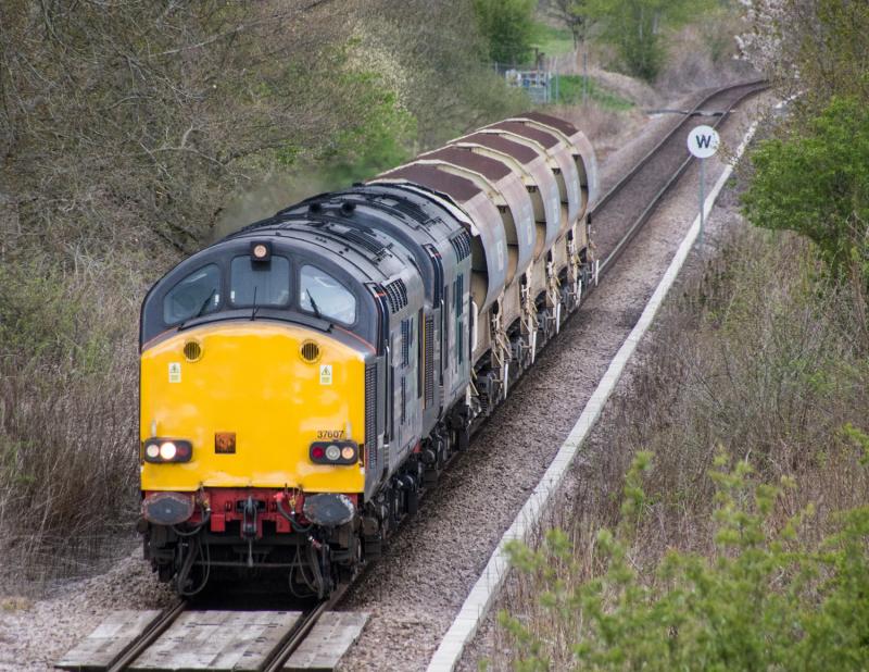 37607/37218: 37607 and 37218 near Bridge of Earn. 28/04/15. Photo of 37607/37218