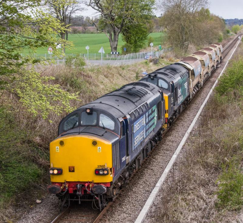 37607/37218: 37607 and 37218 passing Bridge of Earn. 28/04/15 Photo of 37607/37218