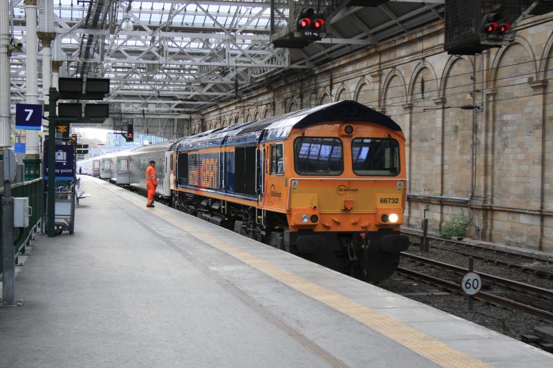 5B26 in Waverley: 66732 on 5B26 08.18 Edinburgh to Polmadie in platform 7 Waverley on 02/05/2015 90018 on the rear Photo of 5B26 in Waverley