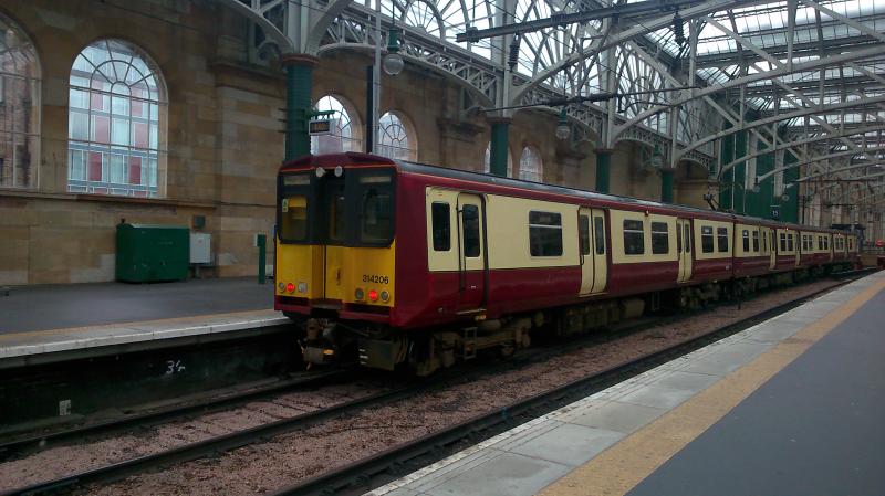 314 206 : At Glasgow Central on its way to Gourock 2015 Photo of 314 206