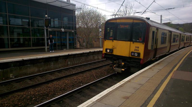 318 269: At Partick on one on the bank holiday weekends Photo of 318 269