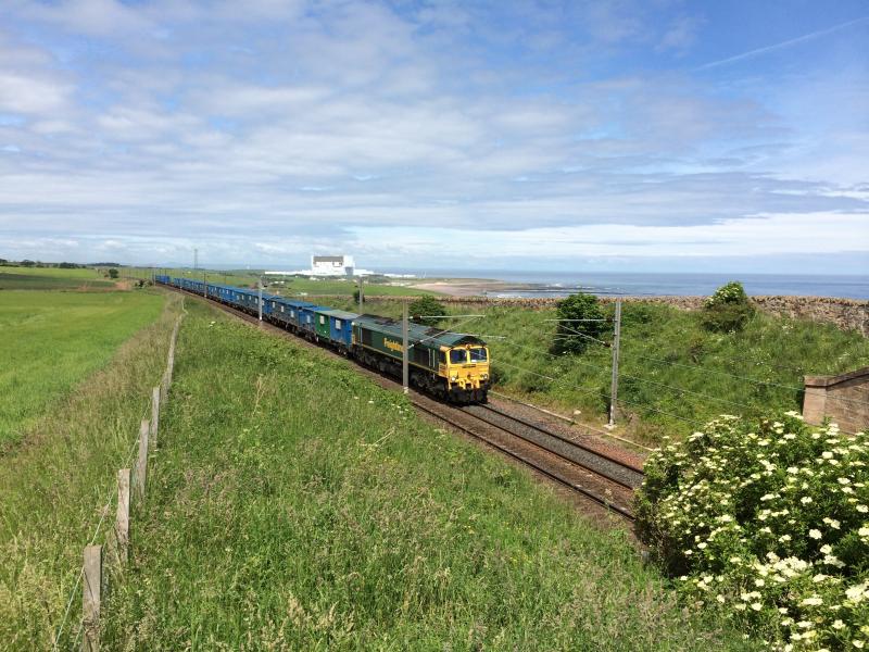 66565 6M00 Torness May 2014:
66565 with empty Binliner back to Manchester when waste was coming to Dunbar due to problems at Runcorn
Photo of 66565 6M00 Torness May 2014