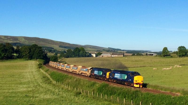 37259 + 37610 Blackford Ballast June 2014:
2 x 37s storm north with ballast for the far north line Photo of 37259 + 37610 Blackford Ballast June 2014