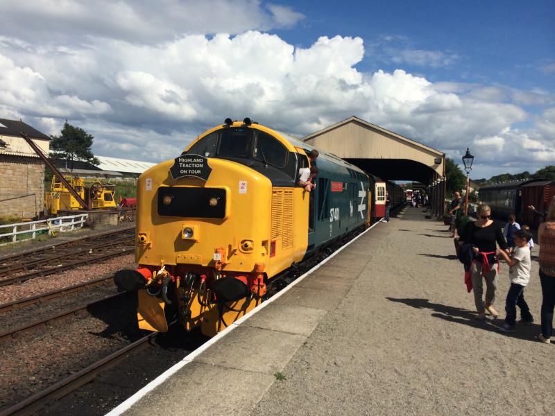 37401 Bo'ness July 2014:
37401 on it's last day in service at BKR about to work the 15:35 to Manuel Photo of 37401 Bo'ness July 2014