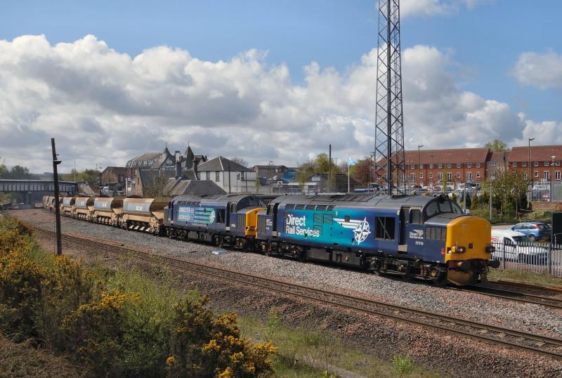 37218 & 605 pass Larbert with 6K30 for Garve.: 37218 & 605 pass Larbert with 6K30 for Garve. Photo of 37218 & 605 pass Larbert with 6K30 for Garve.