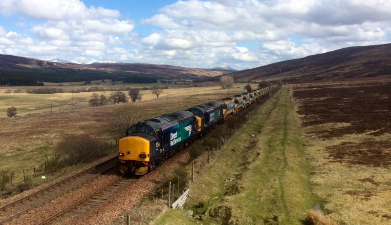 37218 + 37605 6K30 Dalnacardoch 040515:
Seconds, yards and just round the corner before failure! Photo of 37218 + 37605 6K30 Dalnacardoch 040515