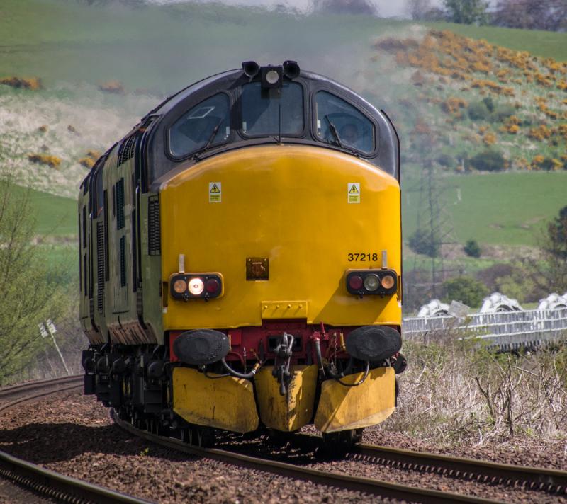 37218/37605.: seen passing Forgandenny. 06/05/15. Photo of 37218/37605.