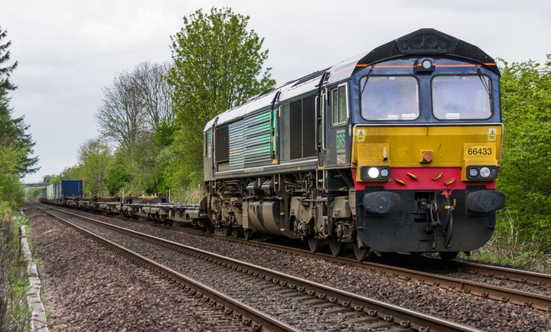 66433: 66433 on todays 4A13 passes Forgandenny. Photo of 66433
