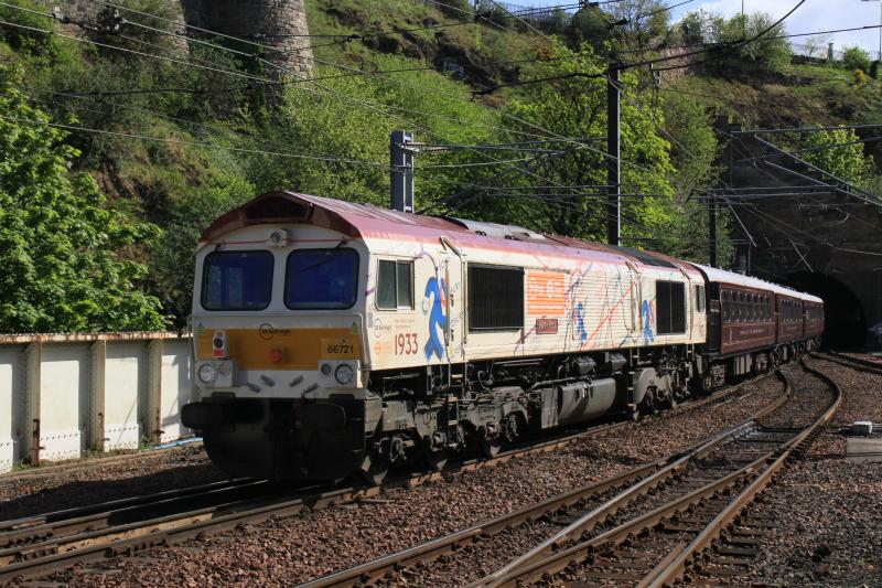 66721 on 5H88: 66721 on the rear of 5H88 10.04 Waverley to Craigentinny approaching Calton Tunnel north on 11/05/2015 Photo of 66721 on 5H88