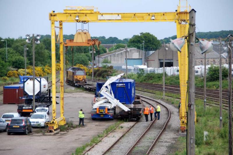 Elgin container trial: Loading a container on to 6H01, 06/06/2008. The train loco. is 67011. Photo of Elgin container trial