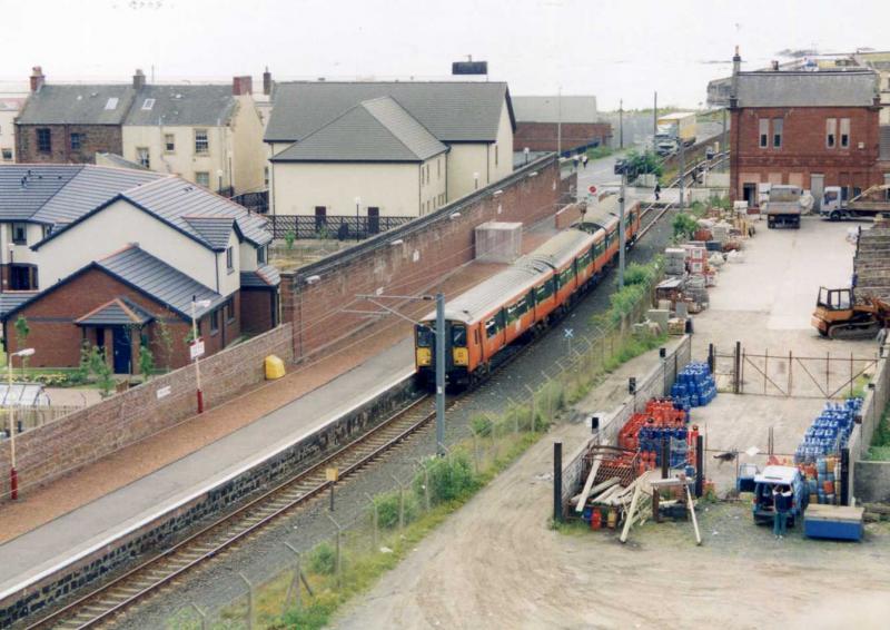 Leaving for Glasgow: A 318 at Ardrossan Town with the 1133 departure in 1998. Photo of Leaving for Glasgow
