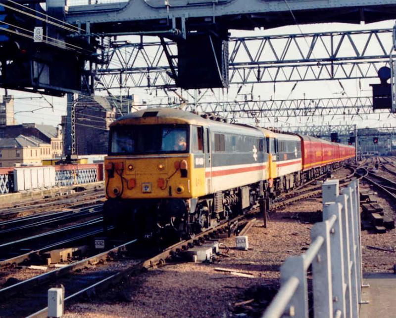 86420 & 87032 KENILWORTH: Bringing the empties for the 1930 Postal to Euston into Glasgow Central in 1988, a regular turn for two electrics prior to working a Freightliner from Gushetfaulds Freightliner Terminal. Photo of 86420 & 87032 KENILWORTH