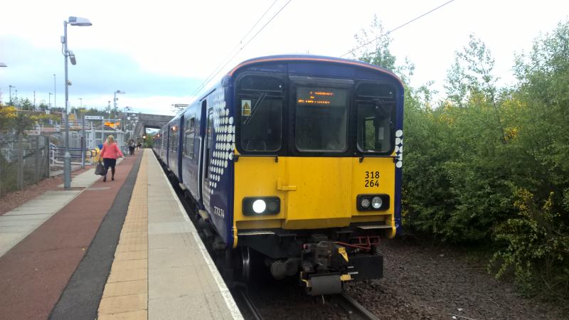 318 264 at Chatelherault: 318 264 stops at Chatelherault on its way to Larkhall. Photo took on 13/6/15. Photo of 318 264 at Chatelherault