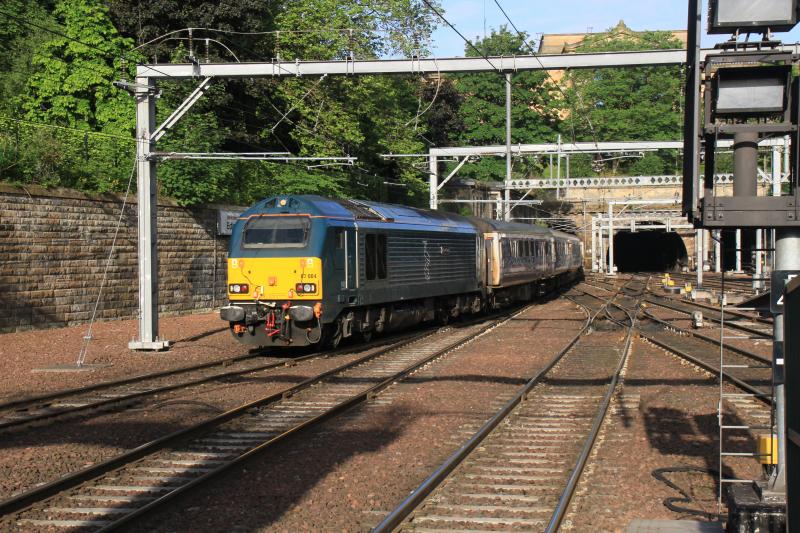 1B26: 67004 on 1B26 Carstairs to Edinburgh portion of Euston sleeper approaching Platform 9 Waverley on 27/06/2015 Photo of 1B26