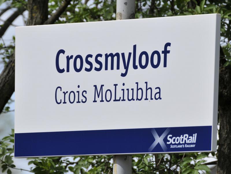 Crois MoLiubha (Crossmyloof Gaelic Signage): Noted 9th May 2015 the Gaelic addition to Crossmyloof Station Signage Photo of Crois MoLiubha (Crossmyloof Gaelic Signage)