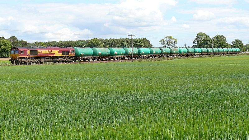 Linkswood tanks near Sweerhome Crossing: 66111 with train 6D71 southbound between Bow of Fife and Sweehome crossings Photo of Linkswood tanks near Sweerhome Crossing