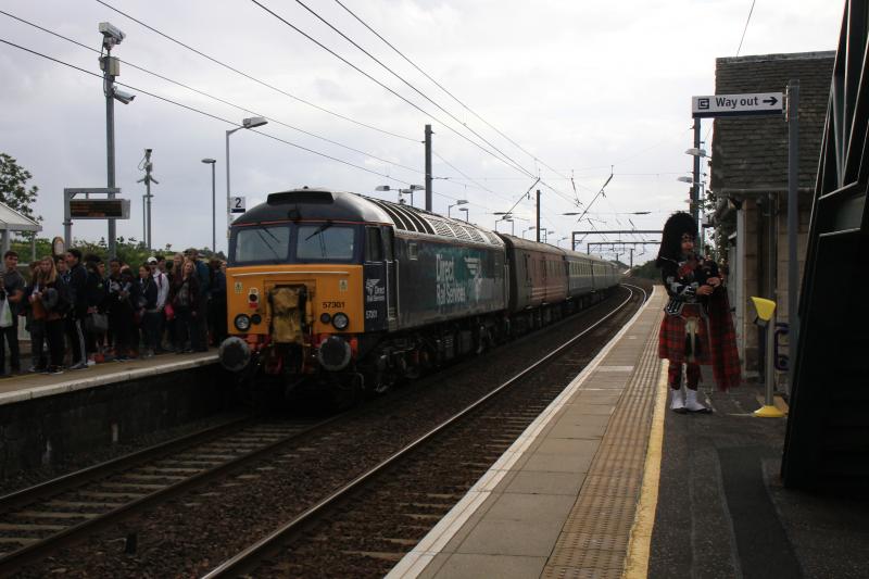 Rare sight at Prestonpans: A lone piper plays for the American High School Theatre students slowly cross the footbridge as 57301 on the rear of 5Z82 17.38 Prestonpans to Crewe HS on 04/08/2015 Photo of Rare sight at Prestonpans