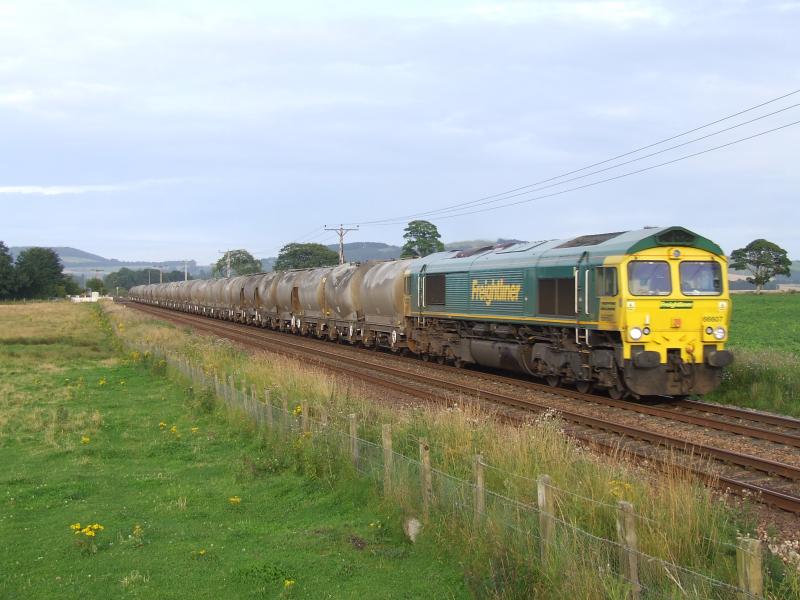 Bumper length 6B32 at Bow of Fife: No PCA's on 6B32 last Thursday suggested a bumper load tonight behind 66607.
I wasn't wrong, but the sun was giving up too early. Photo of Bumper length 6B32 at Bow of Fife