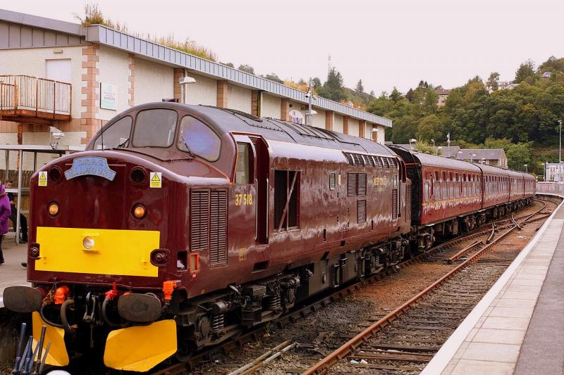 The SPRS Borders Highlander Oban Saturday 19th September 2015: 37518 stands at Oban after arriving with the SPRS Borders Highlander from Tweedbank. Photo of The SPRS Borders Highlander Oban Saturday 19th September 2015