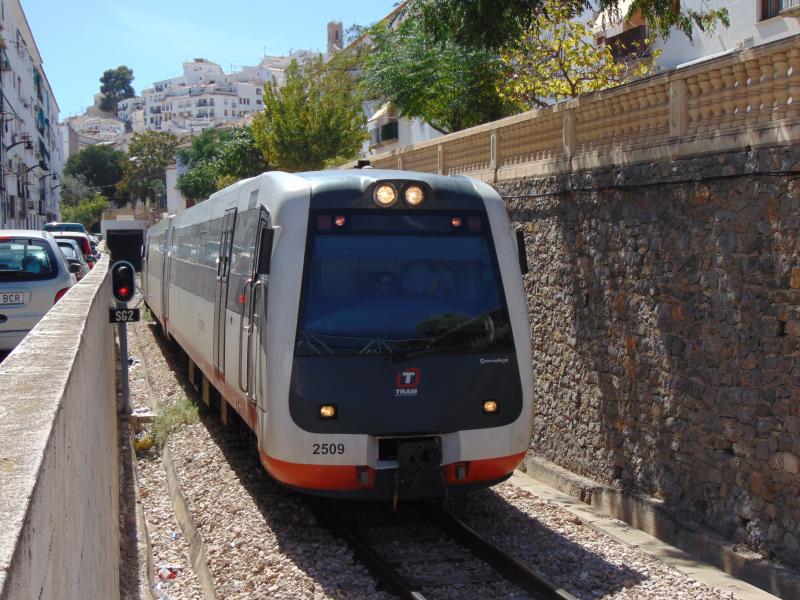 FGV DMU at Altea Garganes (Spain): An FGV Class 2500 DMU numbered 2509 + 2510 approaches Altea Garganes whilst working the 14:36 Benidorm to Denia on Wednesday 16th September 2015. Photo of FGV DMU at Altea Garganes (Spain)