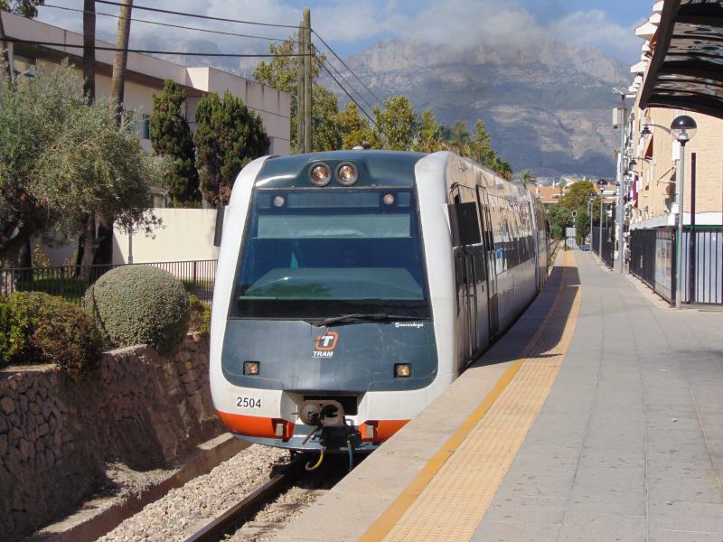 FGV DMU at Altea Garganes (Spain): An FGV Class 2500 DMU numbered 2504 + 2505 calls at Altea Garganes while working the 15:04 Denia to Benidorm on Wednesday 16th September 2015. Photo of FGV DMU at Altea Garganes (Spain)
