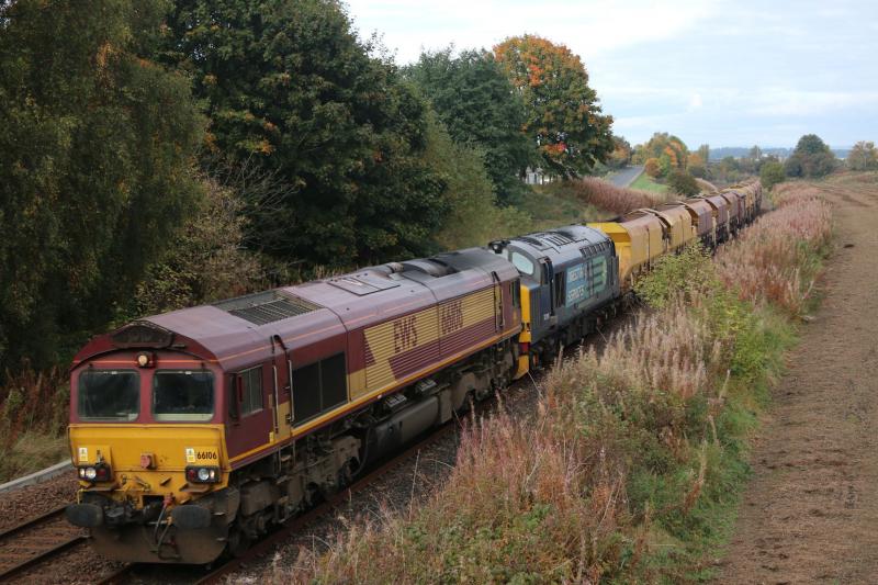 6K45 FORSINARD - CARLISLEY: 66106 leading past luncarty Photo of 6K45 FORSINARD - CARLISLEY