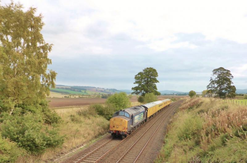 37667 and 1Q06 north of Dunning: Photo of 37667 and 1Q06 north of Dunning