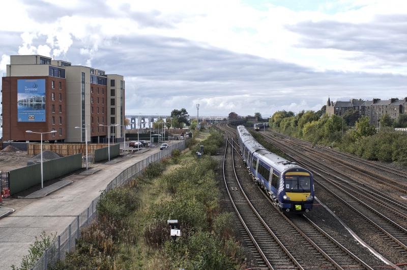 170454+419 DUNDEE 18.10.15 .jpg: 68001 WAITS IN THE DISTANCE Photo of 170454+419 DUNDEE 18.10.15 .jpg