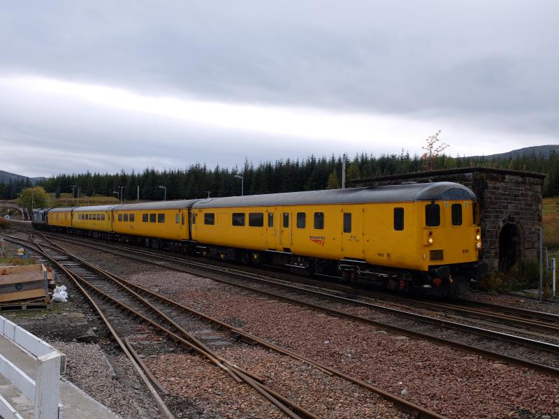 Test train at Dalwhinnie: Test train with 37667 at rear waits at Dalwhinnie on 19th October 2015 Photo of Test train at Dalwhinnie
