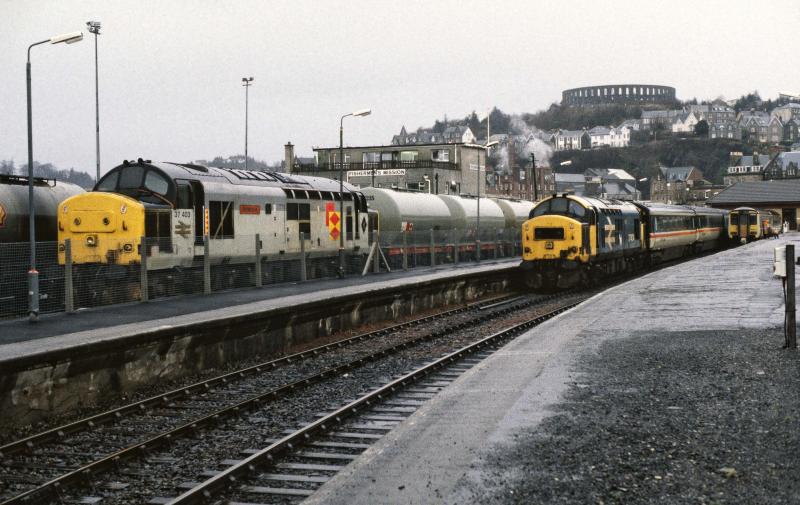37424 WHL SLEEPER AT OBAN AND 37403 ON FUELS UNKNOWN DATE.jpg: Photo of 37424 WHL SLEEPER AT OBAN AND 37403 ON FUELS UNKNOWN DATE.jpg