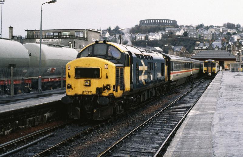 37424 WHL SLEEPER AT OBAN UNKNOWN DATE.jpg: Photo of 37424 WHL SLEEPER AT OBAN UNKNOWN DATE.jpg